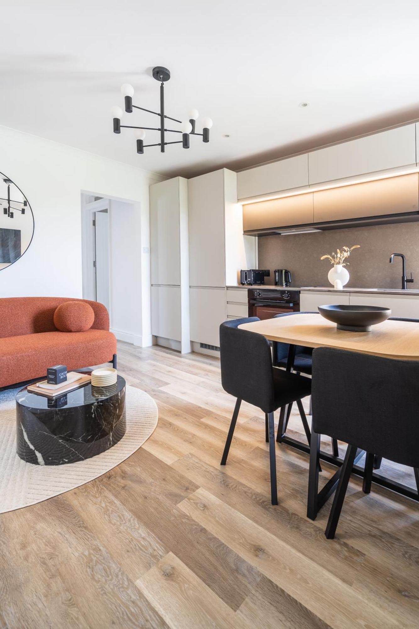 Newly Designed, 2Br Apt, 5Min From Northwood London Tube Station, Nato Hq, Ideal For Wembley, Warner Studio, Contractors מראה חיצוני תמונה