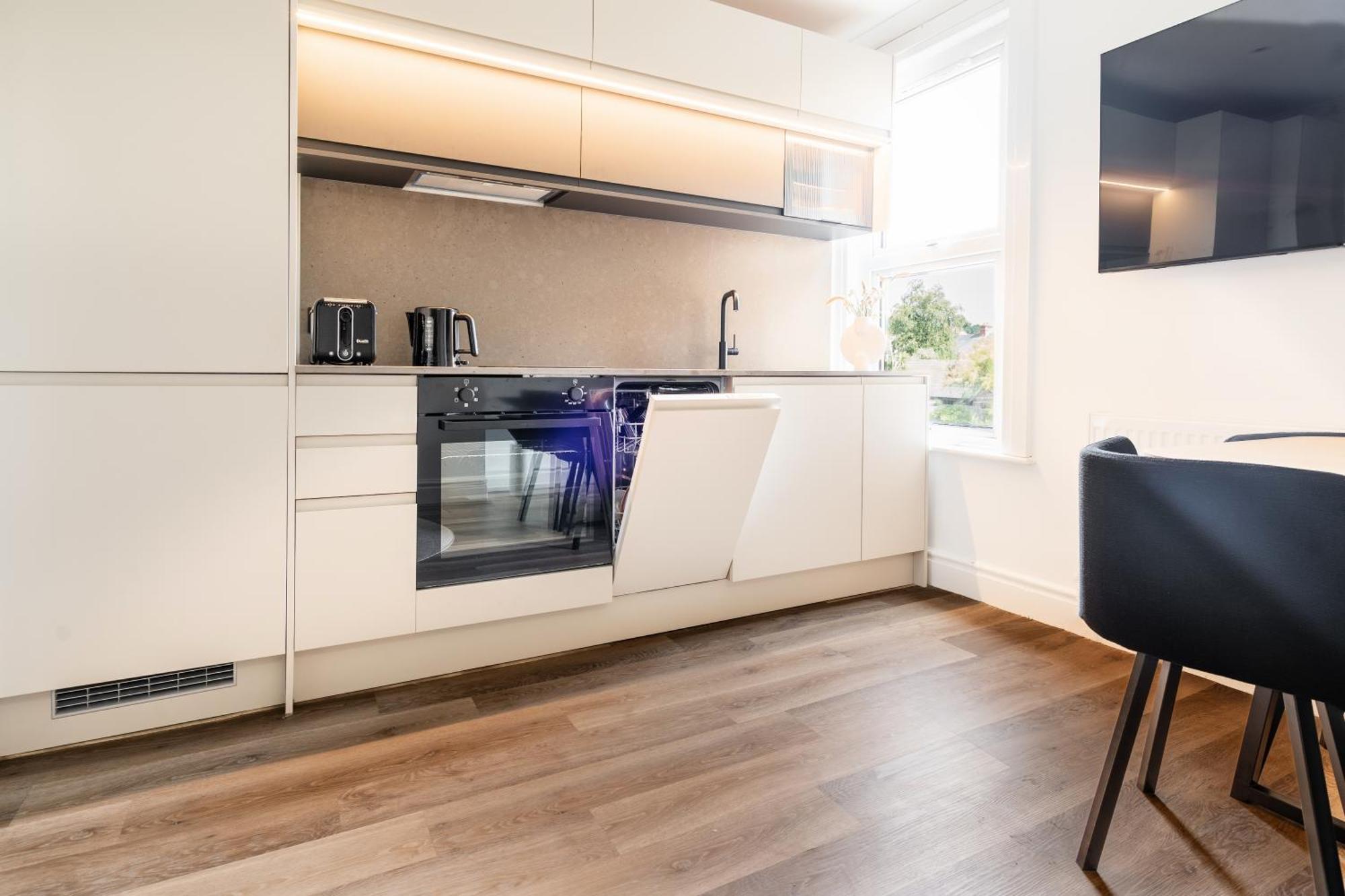 Newly Designed, 2Br Apt, 5Min From Northwood London Tube Station, Nato Hq, Ideal For Wembley, Warner Studio, Contractors מראה חיצוני תמונה