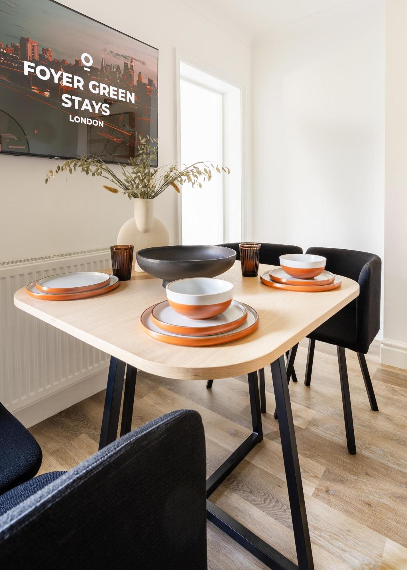 Newly Designed, 2Br Apt, 5Min From Northwood London Tube Station, Nato Hq, Ideal For Wembley, Warner Studio, Contractors מראה חיצוני תמונה