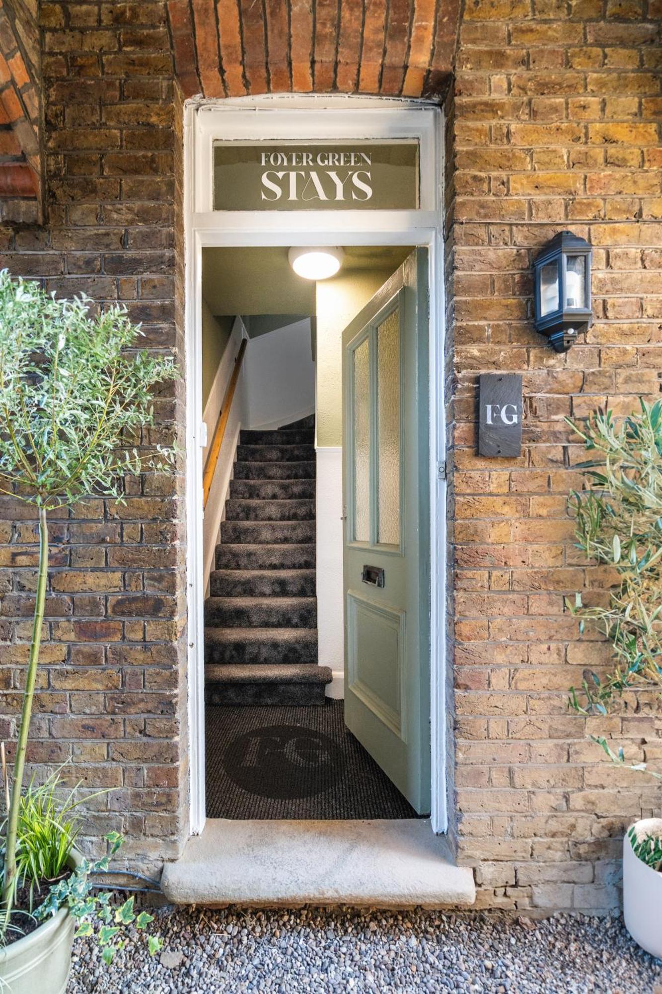 Newly Designed, 2Br Apt, 5Min From Northwood London Tube Station, Nato Hq, Ideal For Wembley, Warner Studio, Contractors מראה חיצוני תמונה
