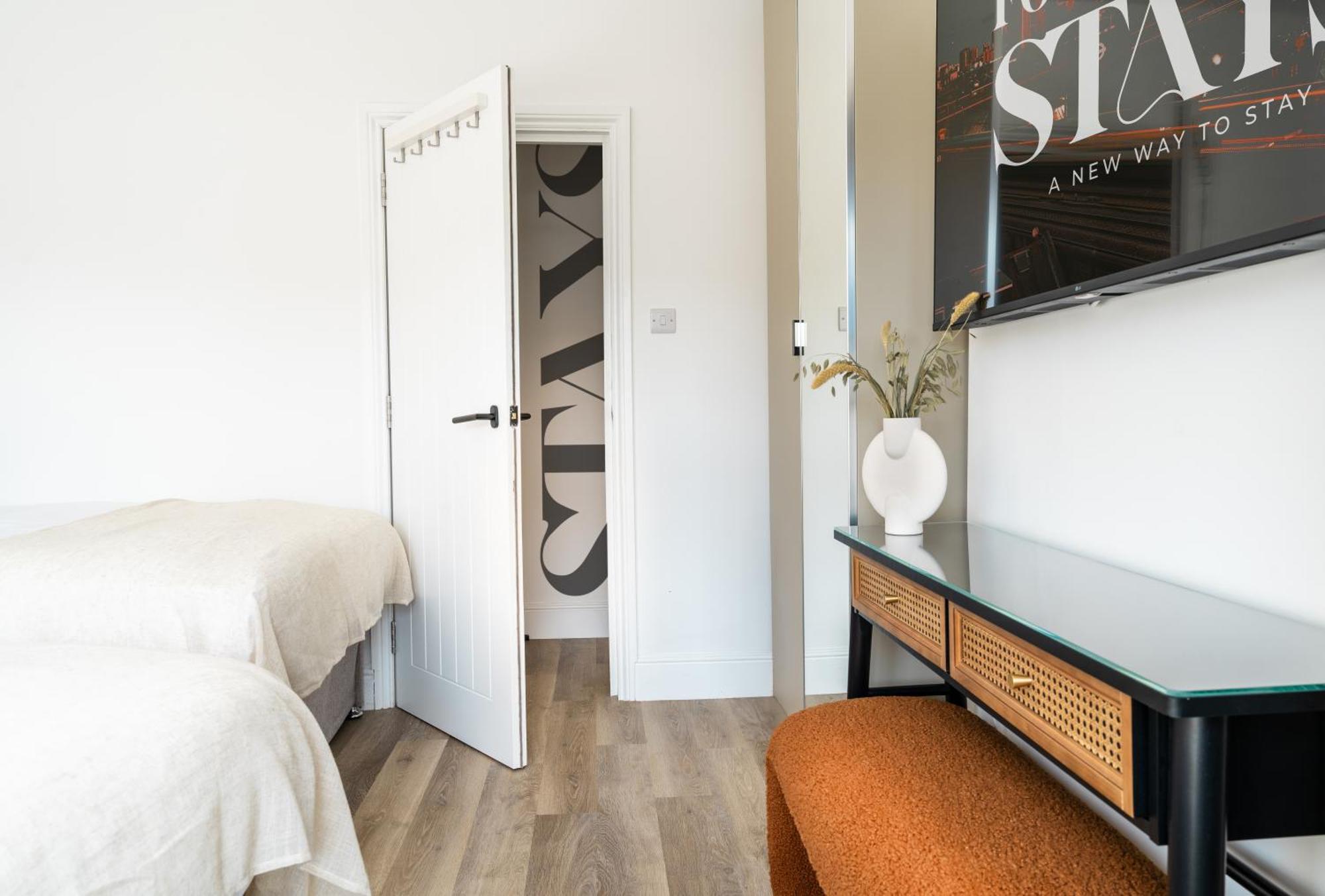 Newly Designed, 2Br Apt, 5Min From Northwood London Tube Station, Nato Hq, Ideal For Wembley, Warner Studio, Contractors מראה חיצוני תמונה